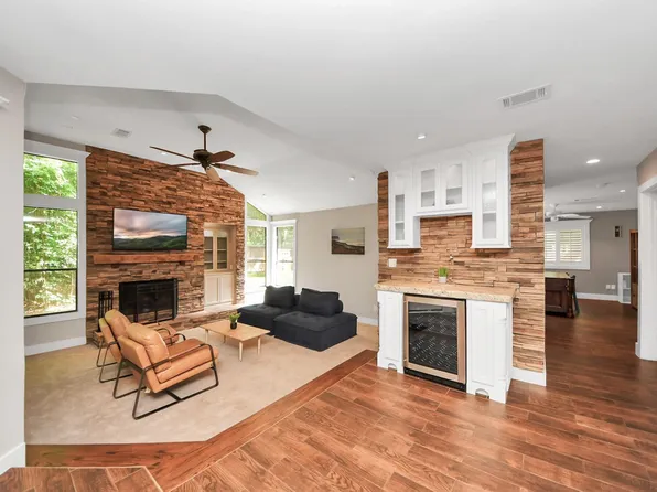 3 Hidden Deer Corner Ct, Spring, TX 77381