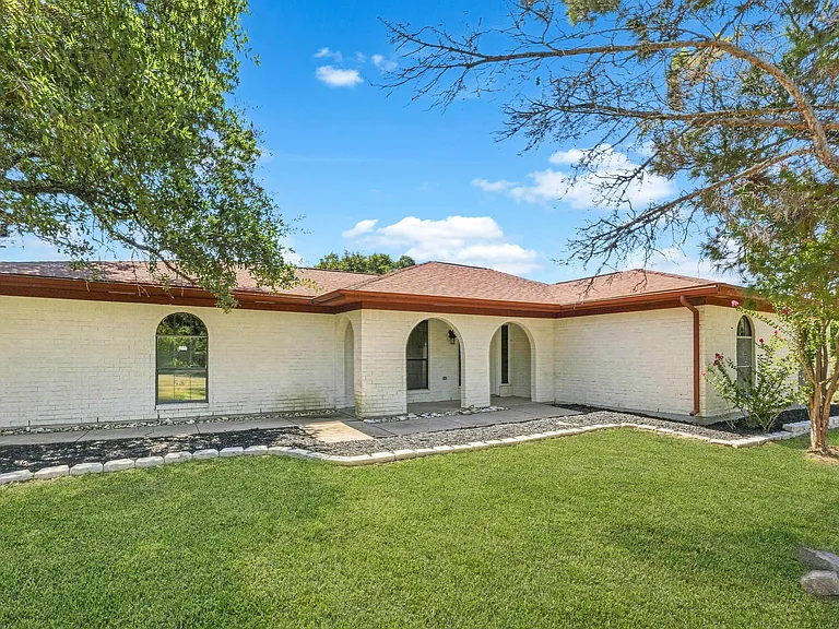 3251 Arbolado Calzada — Photo 1