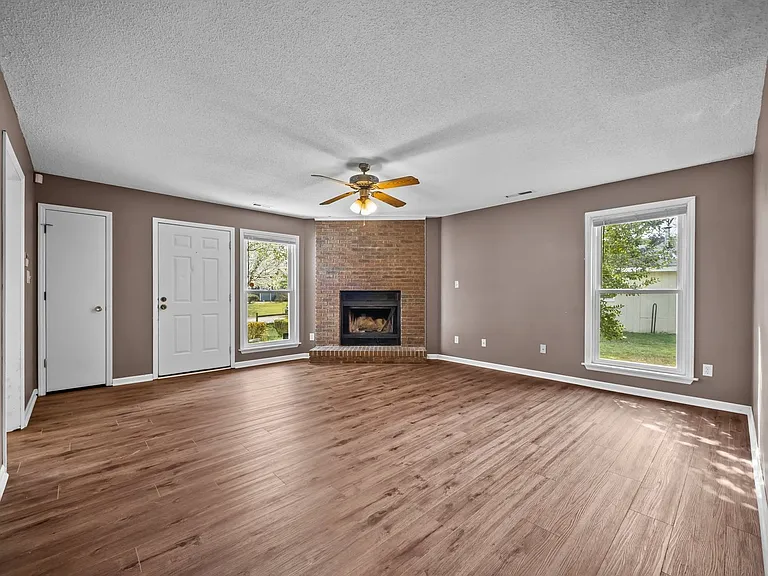 1003 Springdale Dr — Photo 3