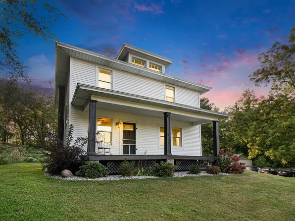 1140 10th St, Plainwell, MI 49070