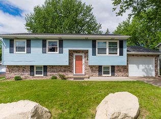 6636 Hillandale Rd, Davenport, IA 52806
