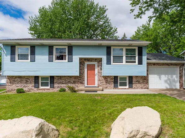 6636 Hillandale Rd, Davenport, IA 52806