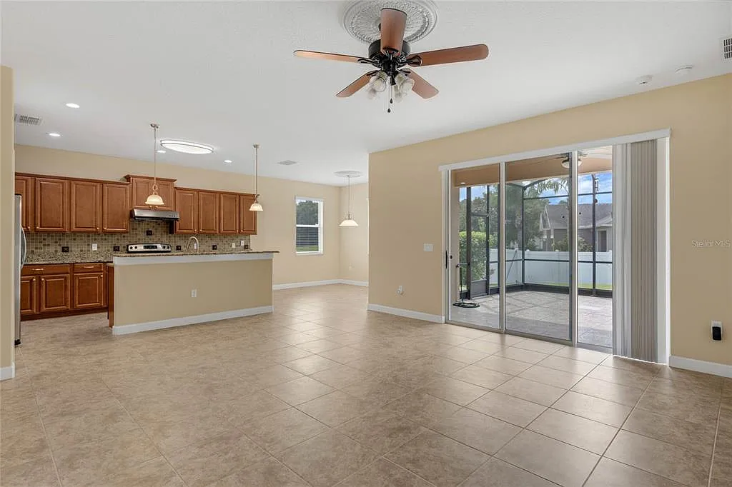 3 bed, 3.0 bath, 2495 sqft, $2,850 — Photo 4