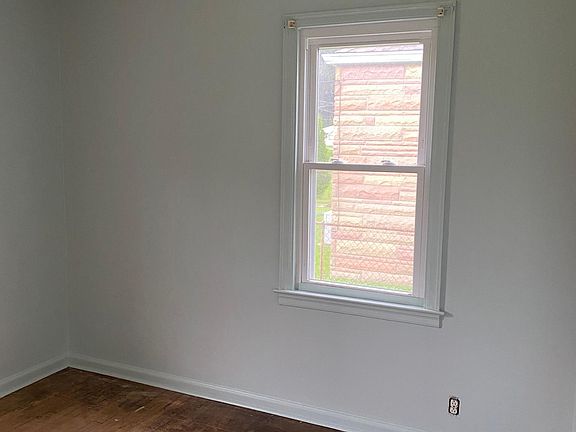 3rd image of 1834 E Legrande Ave