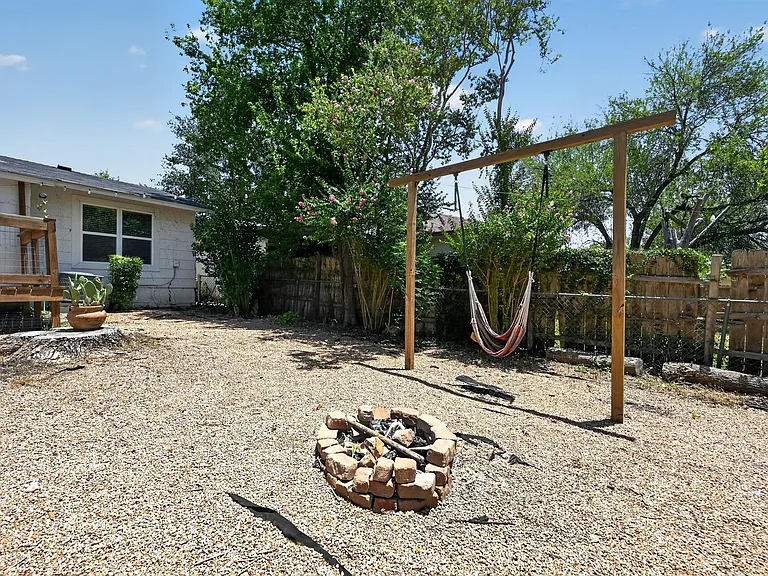 2321 Lakehurst Dr — Photo 27