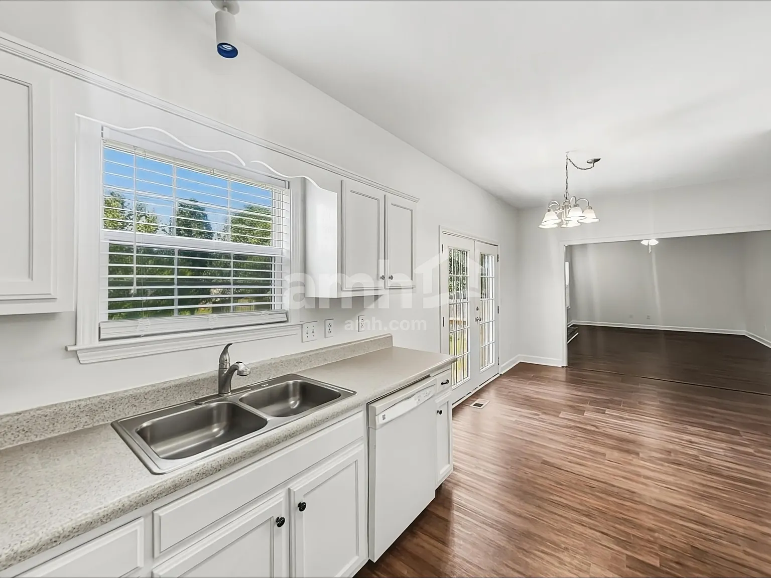 5 bed, 2.5 bath, 2515 sqft, $2,765 — Photo 3