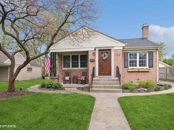132 Iroquois Dr, Clarendon Hills, IL 60514