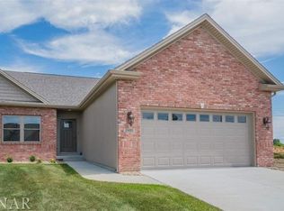 1920 Dunraven Rd, Bloomington, IL 61704