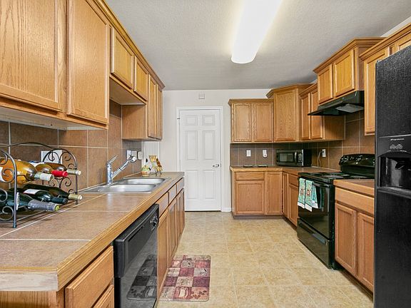 4th image of 511 E Great Haven St