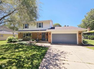 1862 Honeysuckle Dr, Rockford, IL 61107