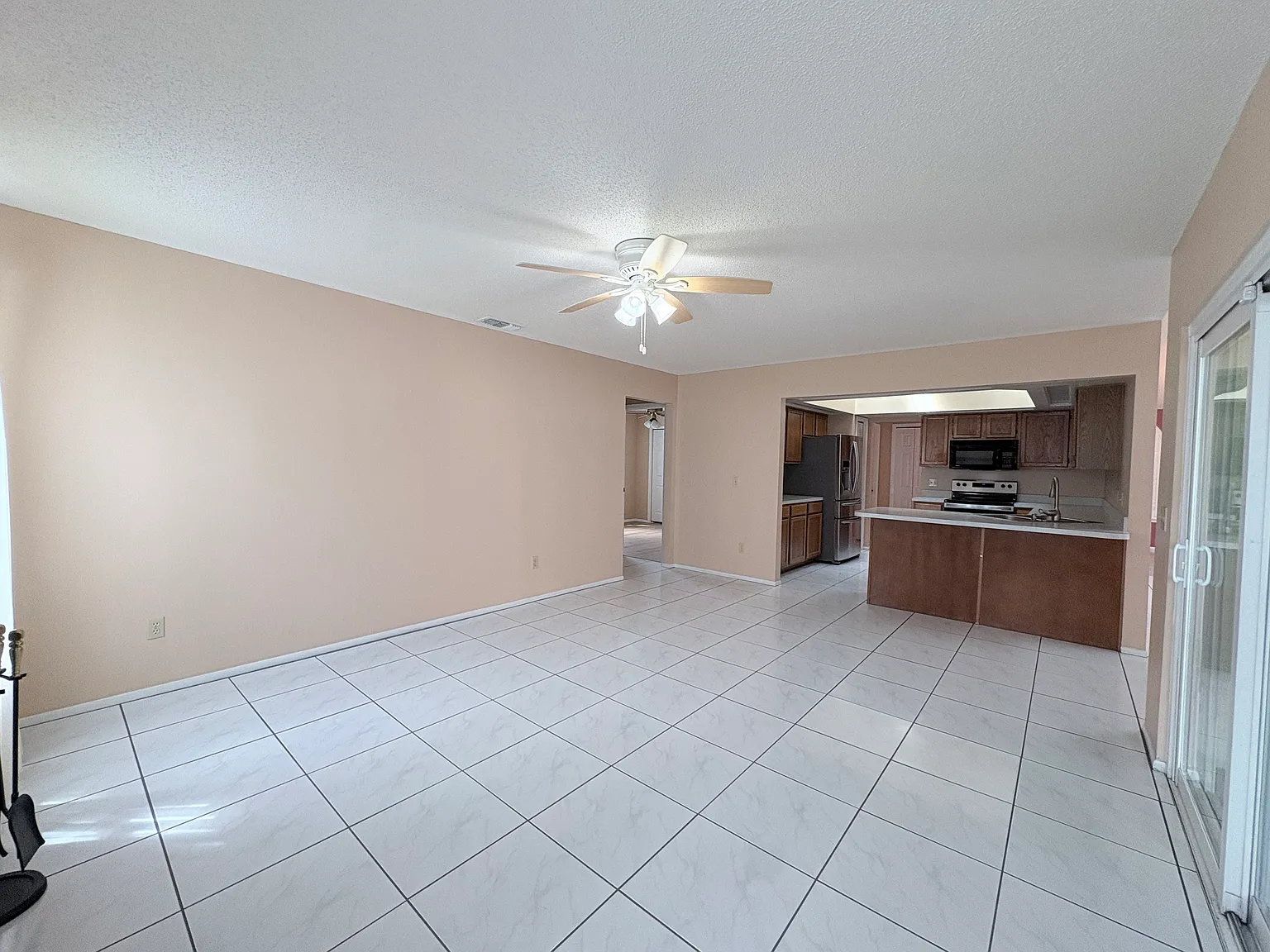 3 bed, 1824 sqft, $2,599 — Photo 4