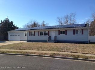 5 Green Ridge Dr, Toms River, NJ 08757