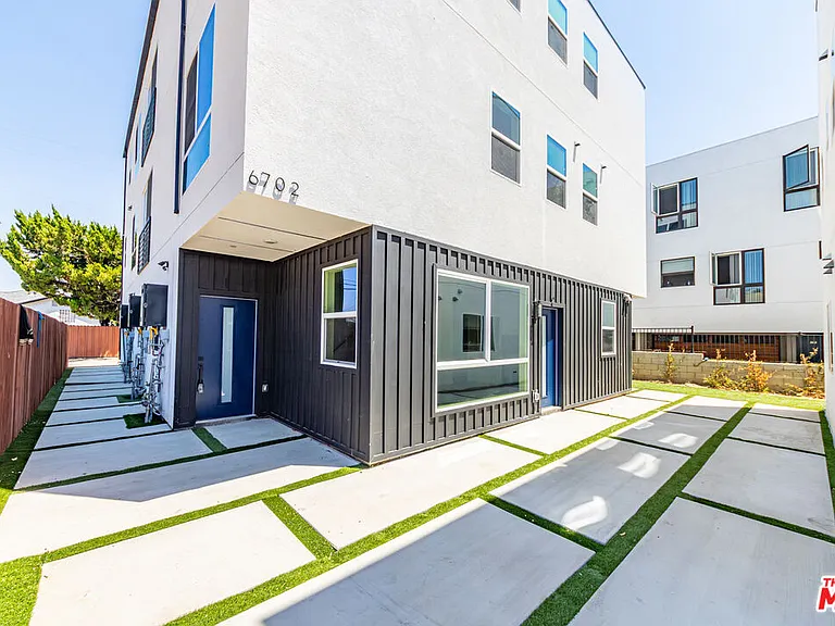 6702 Balboa Blvd #1 — Photo 29