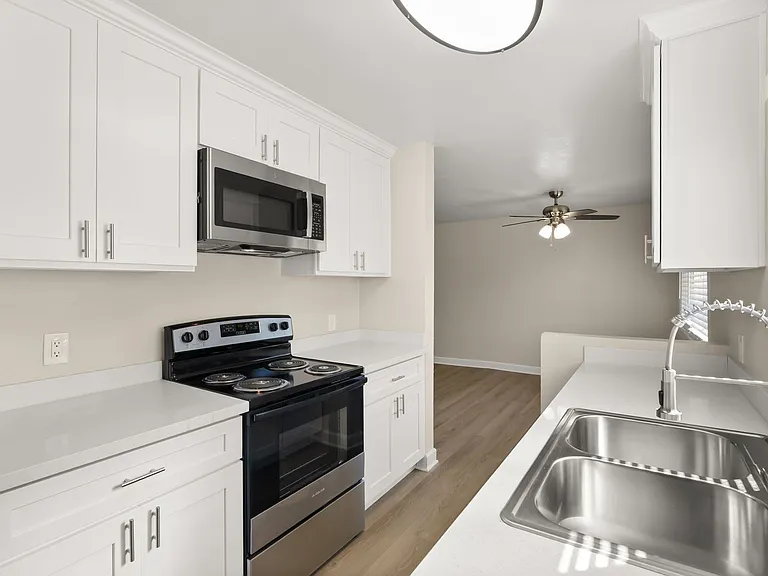 Melrose Manor Apartments - Riverside, CA — Photo 76