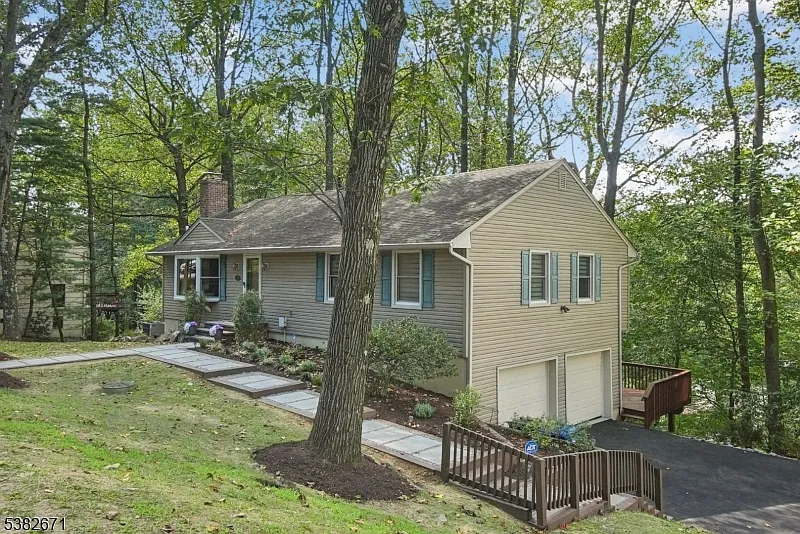 143 Hillcrest Ave photo 1