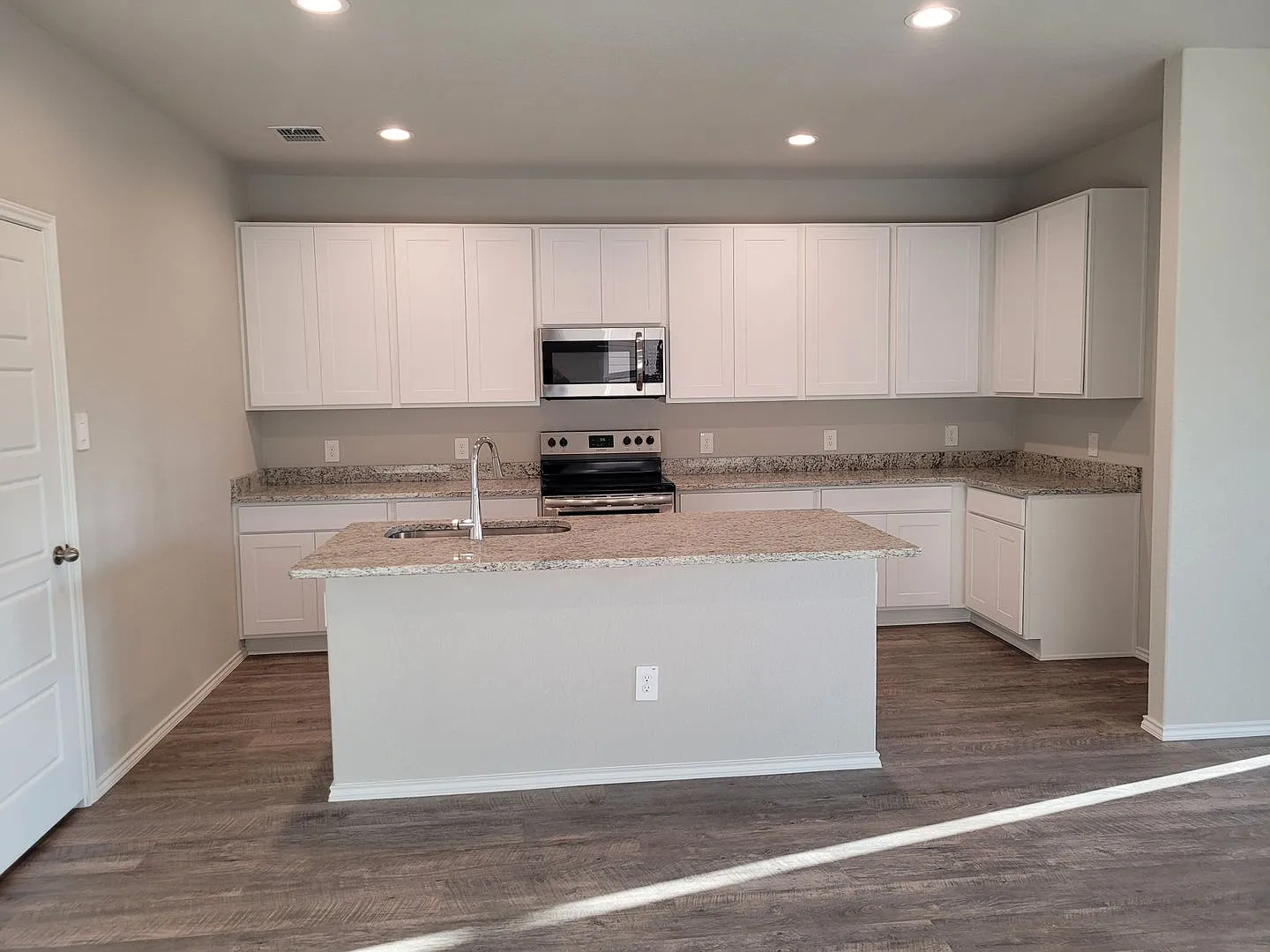 3BD 2BA in Converse — Photo 3