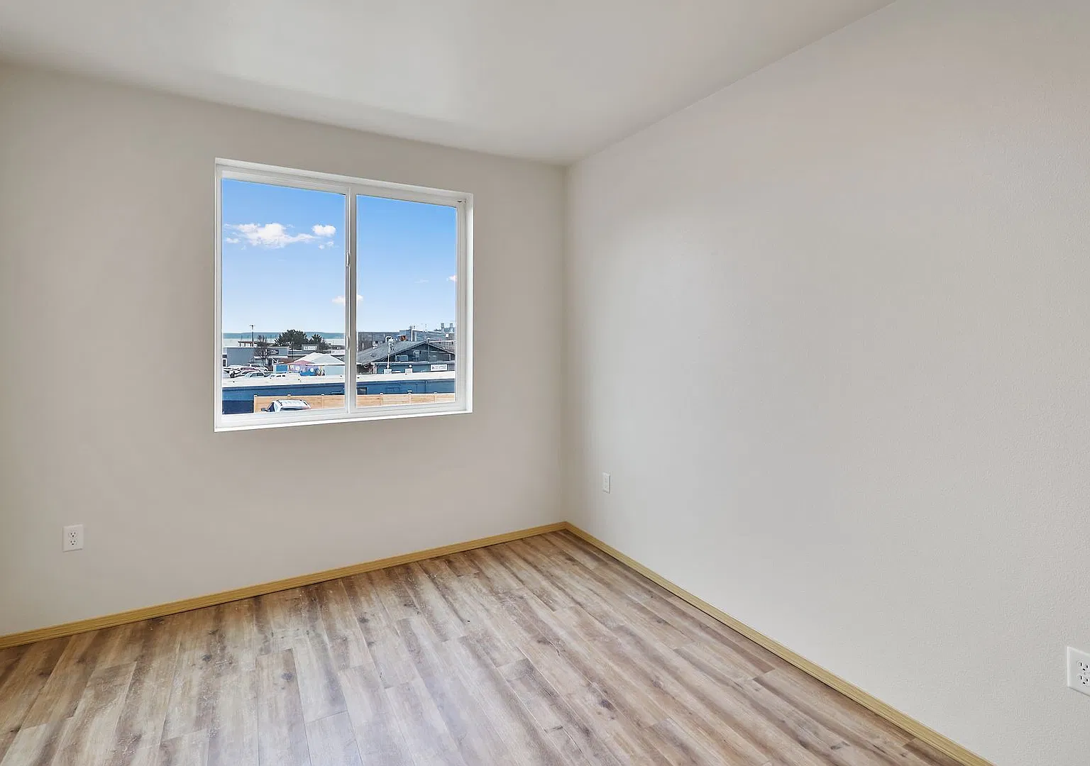 2 Bed 1 Bath - Downtown Location - NAS Whidbey — Photo 4