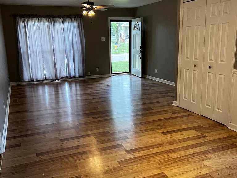 302 Dartmouth Dr — Photo 2