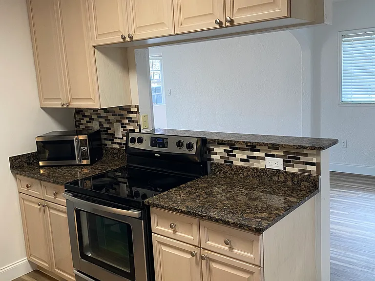 825 Wessex Pl — Photo 5