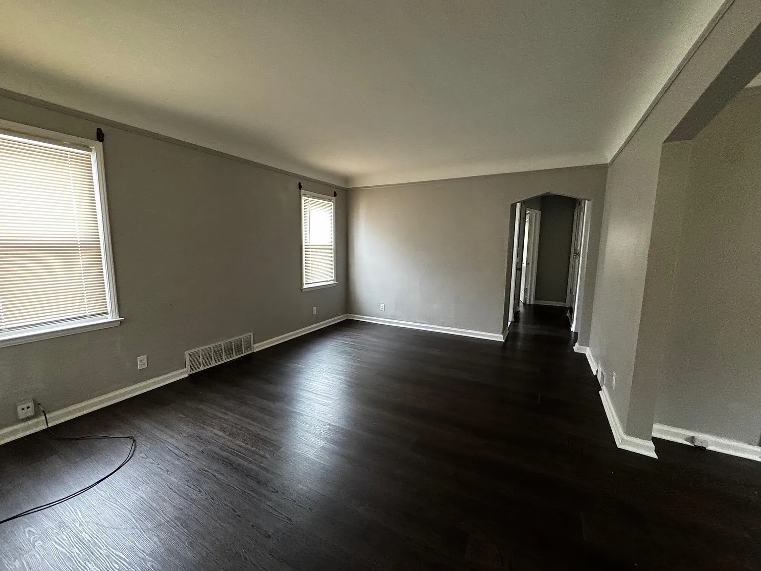 3 bed, 1.0 bath, 1090 sqft, $1,450 — Photo 3