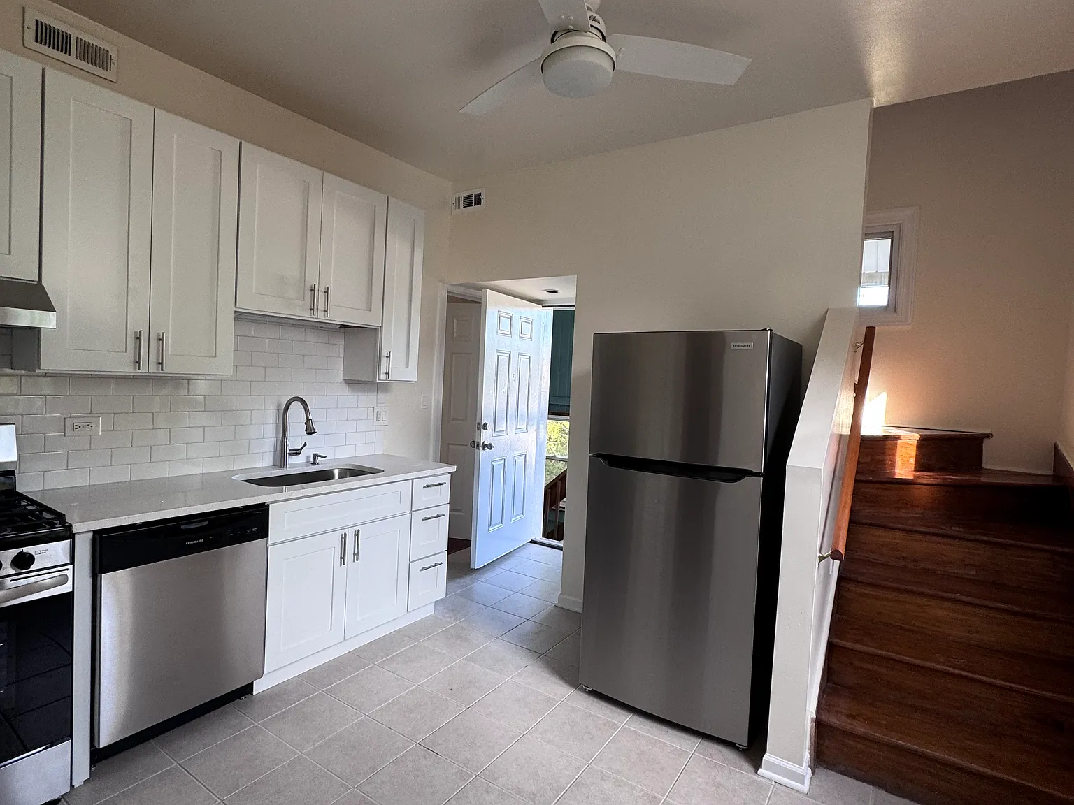 3 bed, 1700 sqft, $2,450 — Photo 2