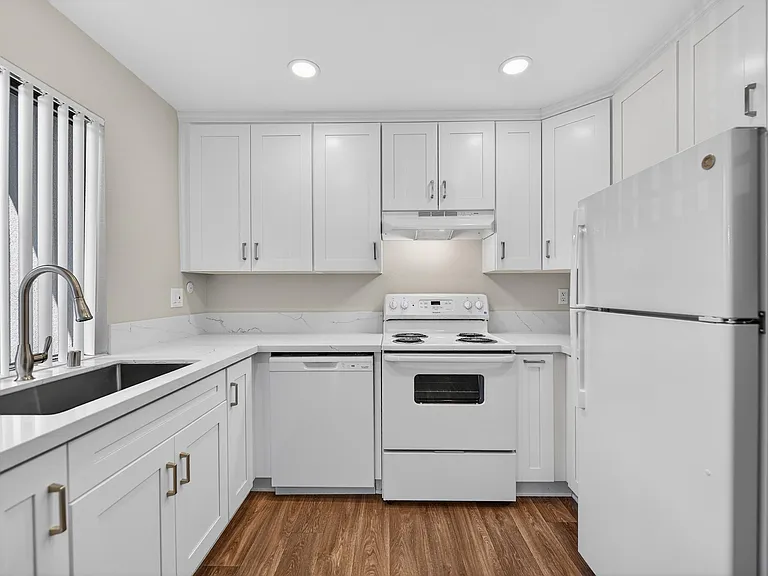 Prado Apartments — Photo 24