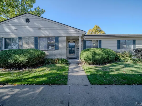 26533 Franklin Pointe Dr, Southfield, MI 48034