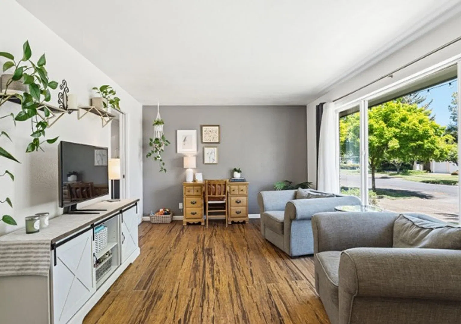 November Rent Free! Beautiful 4 Bedroom 2 Bath Close To Schools & Shopping — Photo 4