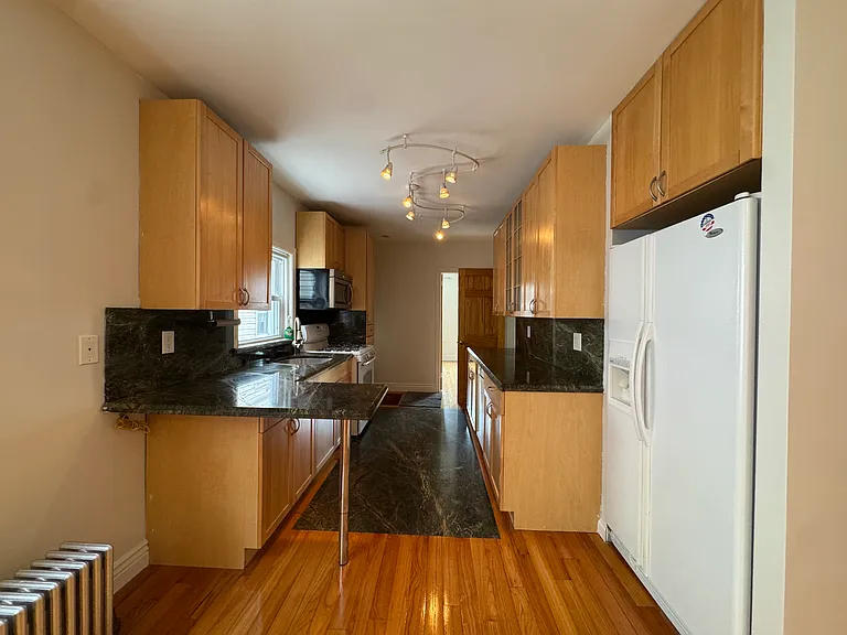 60th Pl — Photo 5