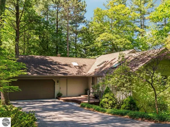 7211 Logan Ln, Traverse City, MI 49686