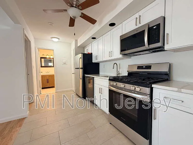 1 bed, 1.0 bath, $1,850 — Photo 2