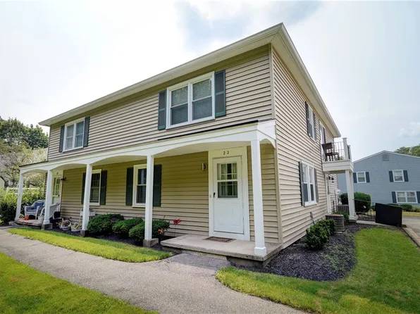 22 Falcon Ln E, Fairport, NY 14450