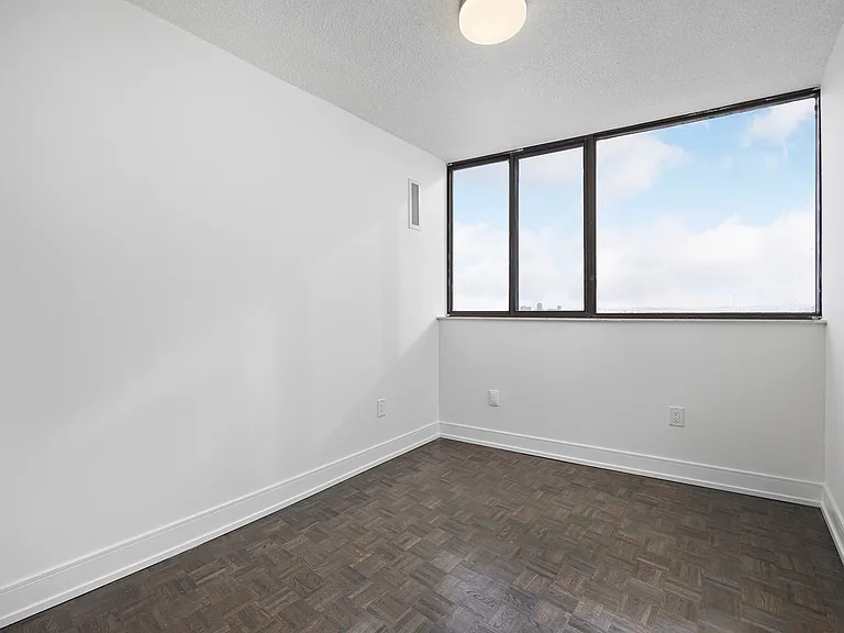 2445 The Collegeway — Photo 37