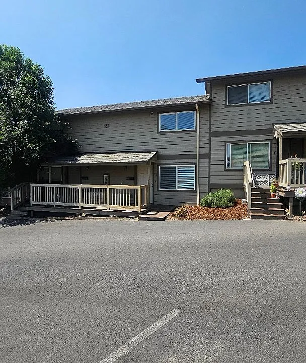 955 NE Elm St #3