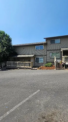 955 NE Elm St #3 Photo 1
