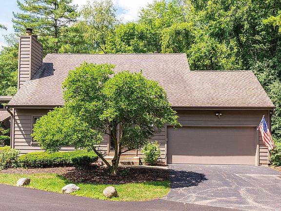 2nd image of 28 Lakewood Cir