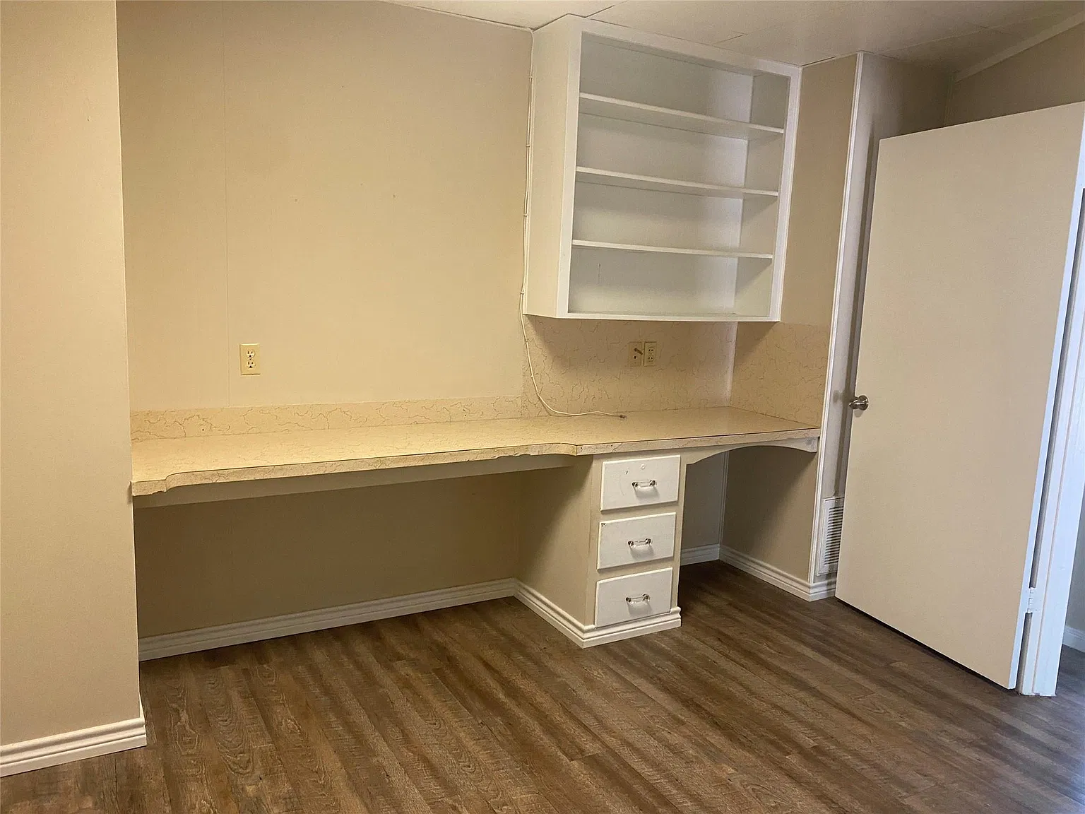 Studio, 300 sqft, $400 — Photo 3