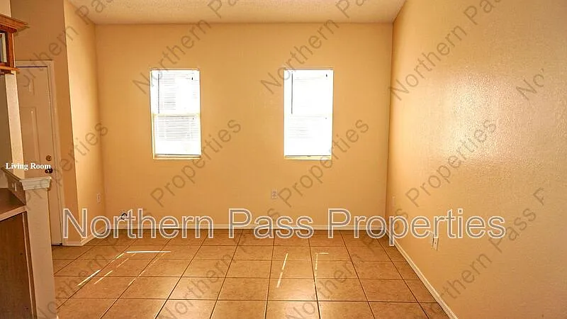 3 bed, 1.0 bath, 926 sqft, $1,245 — Photo 3