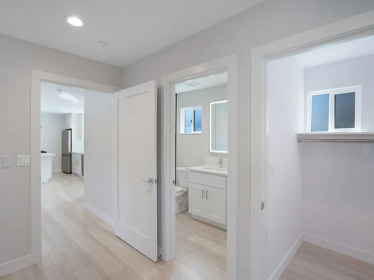 1056 1/2 Emory St — Photo 19