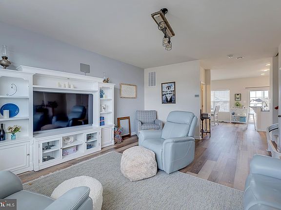 3rd image of 20868 Brunswick Ln