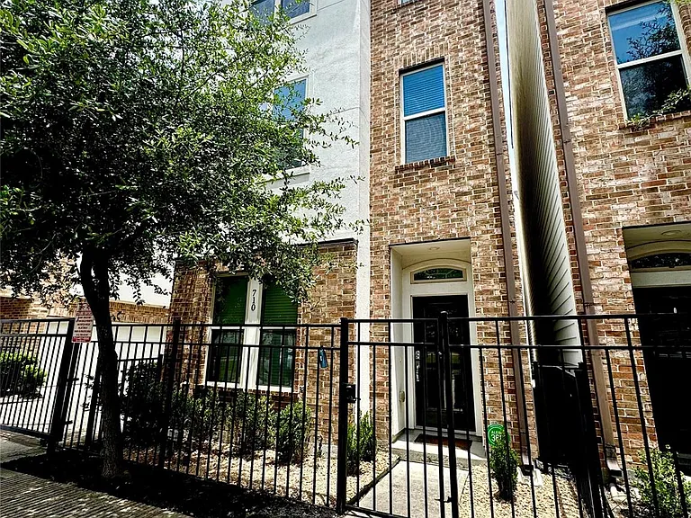 710 Clark St — Photo 3