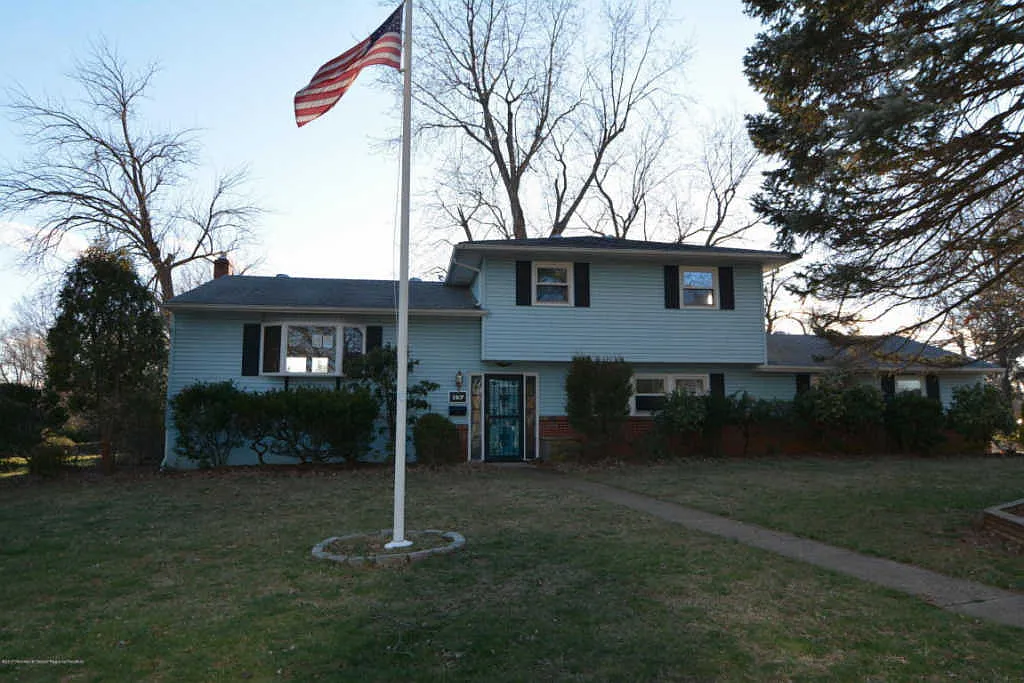 157 Samara Dr photo 1