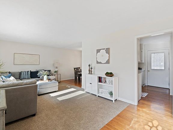 4th image of 2624 E George Washington Blvd