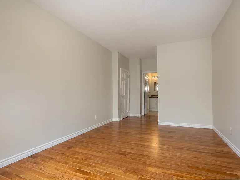 145 Notre Dame Ave — Photo 16