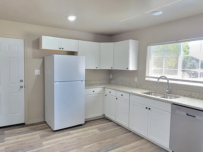 2112 Axtell St — Photo 10