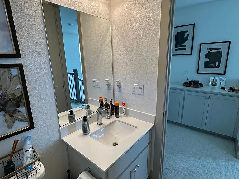 Full bathroom (3rd floor)