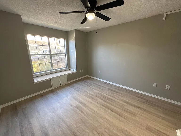 2310 W Hickory St — Photo 8