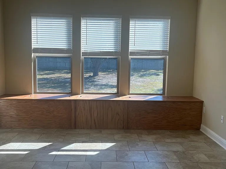 1950 Alamanda Ct — Photo 3
