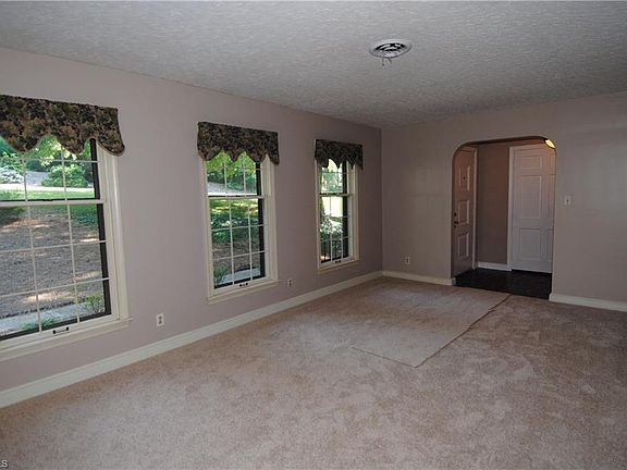 4th image of 3940 Philpark Dr