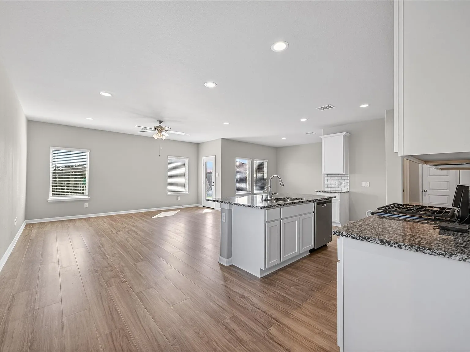 4 bed, 2.5 bath, 2378 sqft, $2,800 — Photo 3